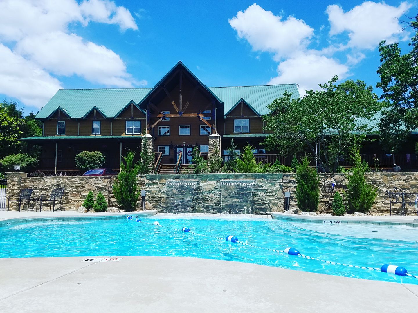 Exterior of Dooley’s Resort On Table Rock Lake